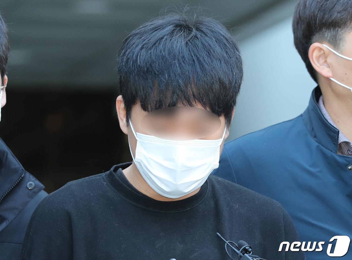 본문 이미지 - 세계 최대 아동 성착취물 웹사이트 '웰컴투비디오' 운영자 손정우가 2020년 11월9일 오전 서울 서초동 서울중앙지법에서 열린 영장실질심사(구속 전 피의자심문)를 마친 뒤 호송차로 이동하고 있다. (자료사진). 2020.11.9/뉴스1 ⓒ News1 박지혜 기자