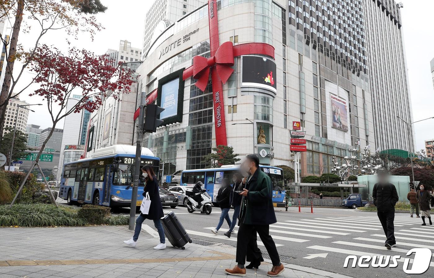 서울 중구 롯데백화점 본점 외관에 꾸며진 크리스마스 테마. 2020.11.9/뉴스1 ⓒ News1 김진환 기자