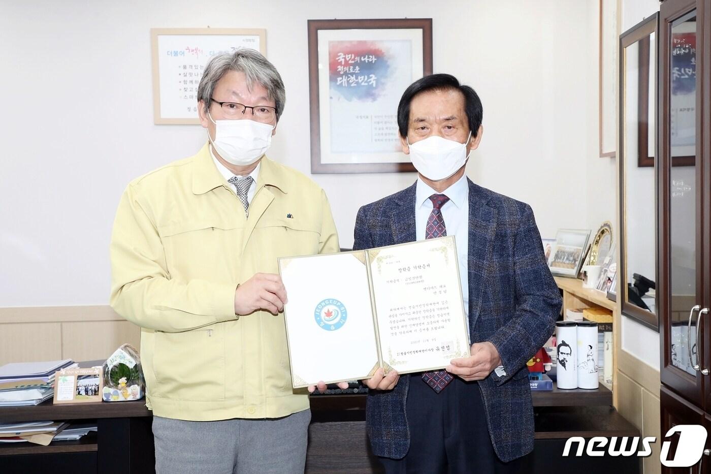 본문 이미지 - 전북 정읍시 엘디마트 안정남 대표(오른쪽)가 9일 정읍시민장학재단 유진섭 이사장에게 장학금 1000만원을 기탁하며 지역 인재육성 사업에 힘을 보탰다. ⓒ 뉴스1