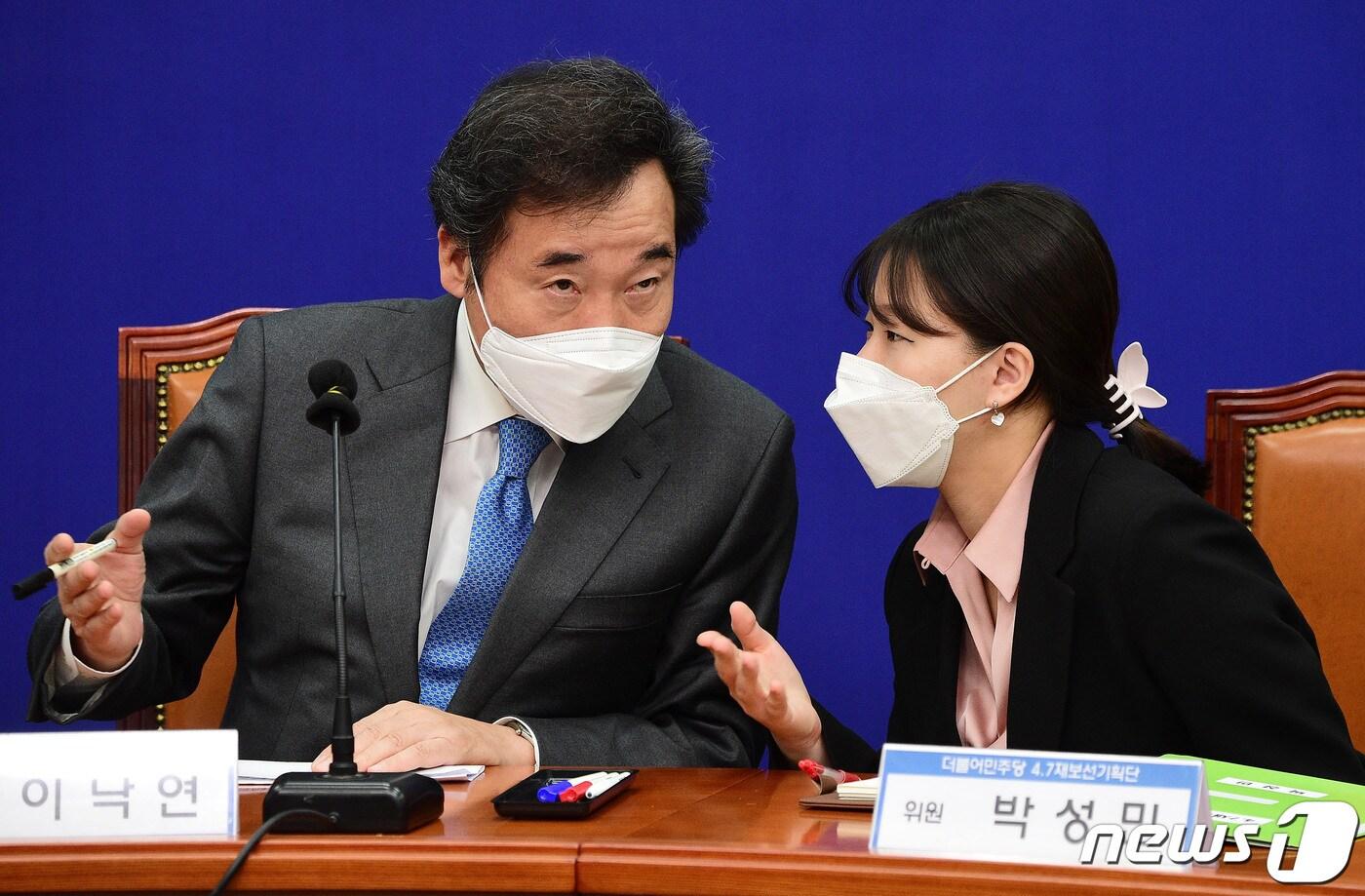 본문 이미지 - 이낙연 더불어민주당 대표와 박성민 위원이 9일 서울 여의도 국회에서 열린 제1차 4.7 재보선기획단 회의에서 대화하고 있다. 2020.11.9/뉴스1 ⓒ News1 신웅수 기자