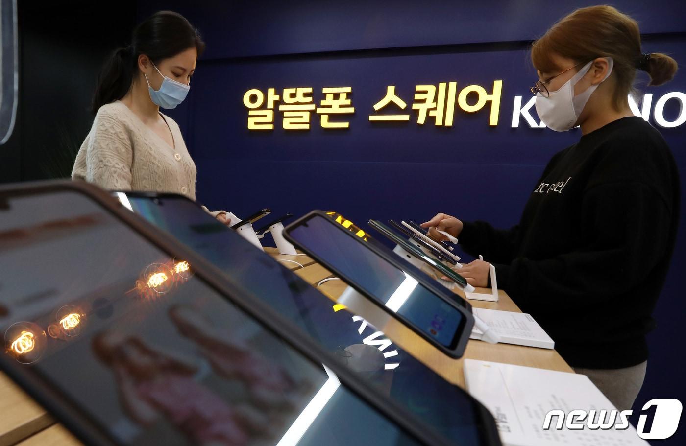 본문 이미지 -  현재 알뜰폰 시장에서의 '뜨거운 감자'는 50%에 육박하는 SK텔레콤·KT·LG유플러스 이동통신3사 자회사 점유율 문제다.  그러나 알뜰폰 문제에 대해서는 이동통신사들 간에도 입장에 차이가 있어 해결이 쉽지 않을 전망이다. 2020.11.9/뉴스1 ⓒ News1 이동해 기자