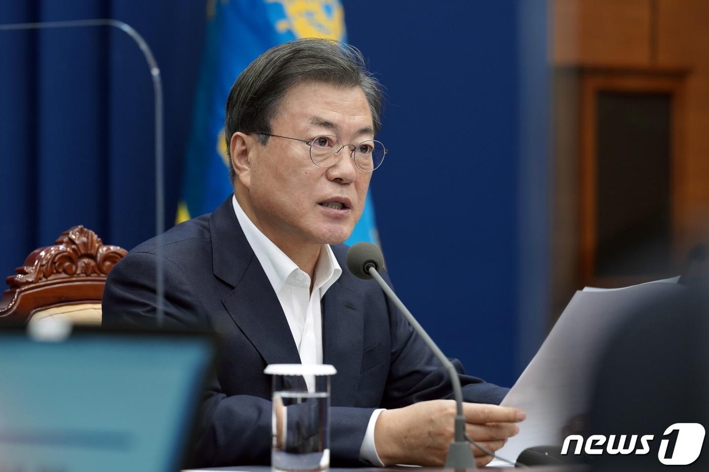 문재인 대통령이 9일 청와대 여민관에서 열린 수석·보좌관회의를 주재하고 있다. 2020.11.9/뉴스1 ⓒ News1 유승관 기자