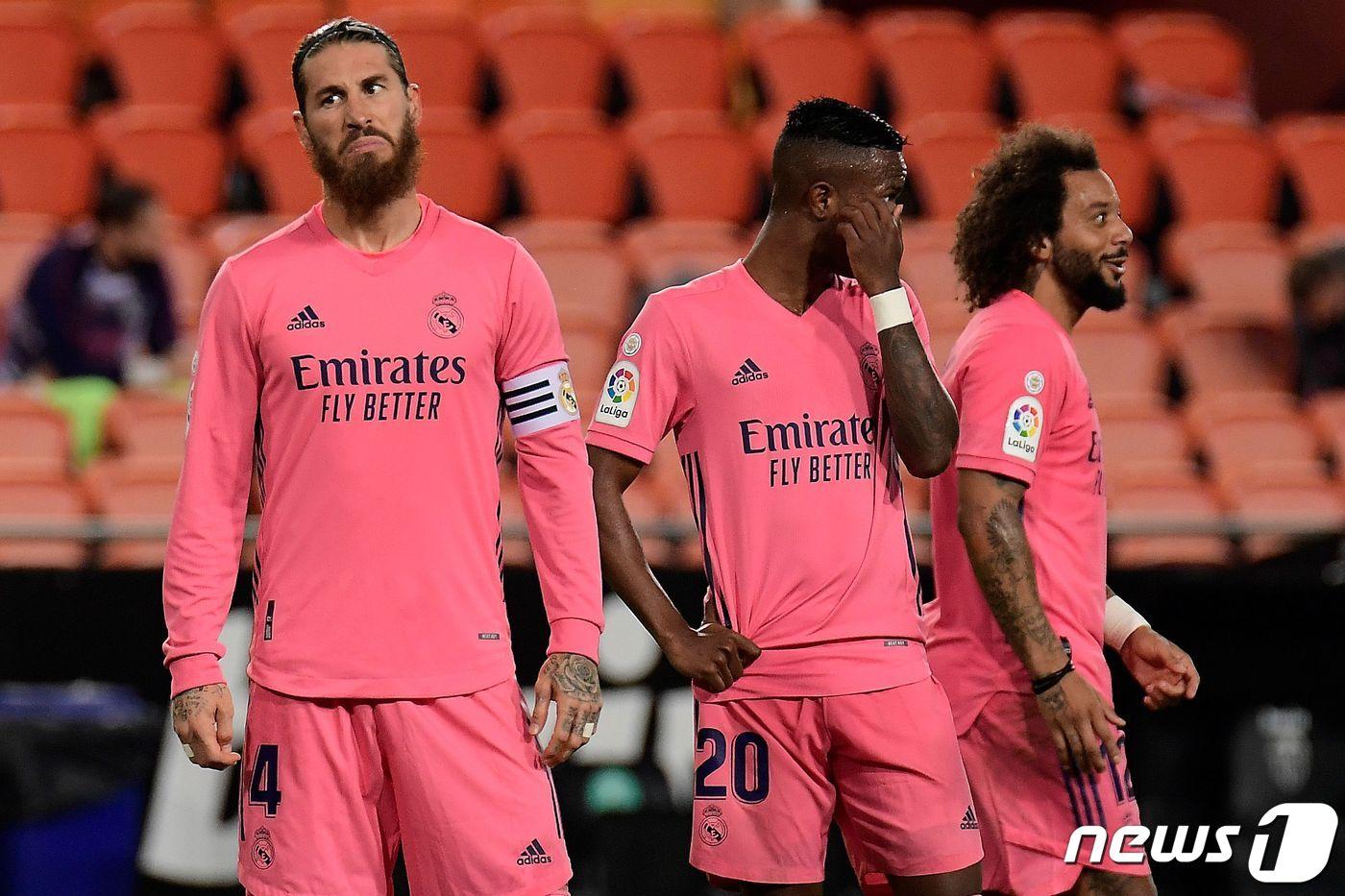 레알 마드리드 선수들이 9일 발렌시아에 1-4 완패를 당하고 아쉬워하고 있다. ⓒ AFP=뉴스1