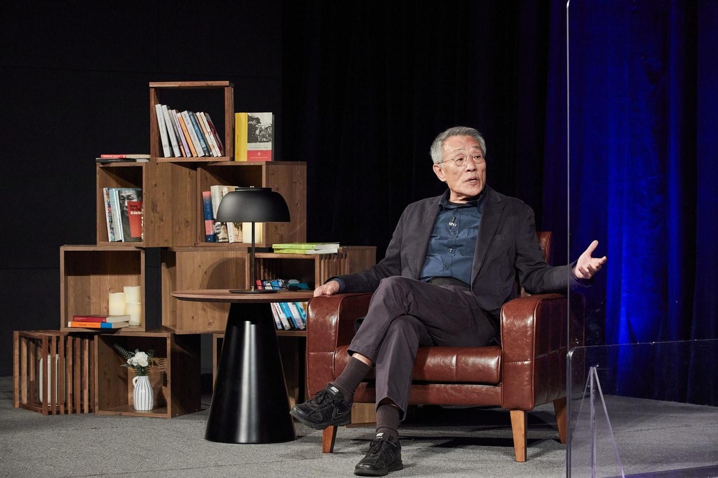 본문 이미지 - '2020 서울국제작가축제' 개막 강연 중인 황석영 작가.(한국문학번역원 제공)ⓒ 뉴스1