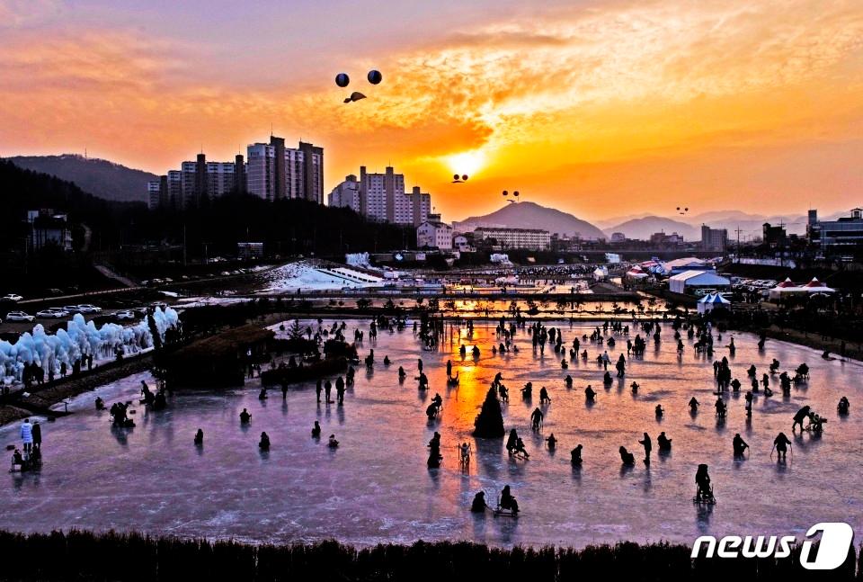 본문 이미지 - 제25회 무궁화 홍천관광사진공모전 금상에 선정된 '꽁꽁축제장의 일몰'(홍천군 제공)ⓒ 뉴스1