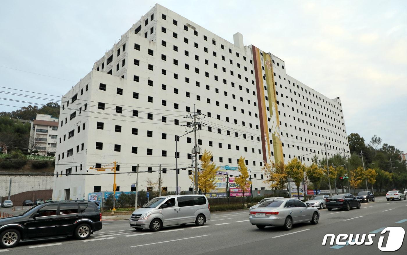 9일 오후 광주 남구 주월동 서진병원 건물의 모습. 서진병원은 지난 1982년 공사가 중단된 후 38년째 도심 한가운데 방치됐다.2020.11.9/뉴스1 ⓒ News1 허단비 기자