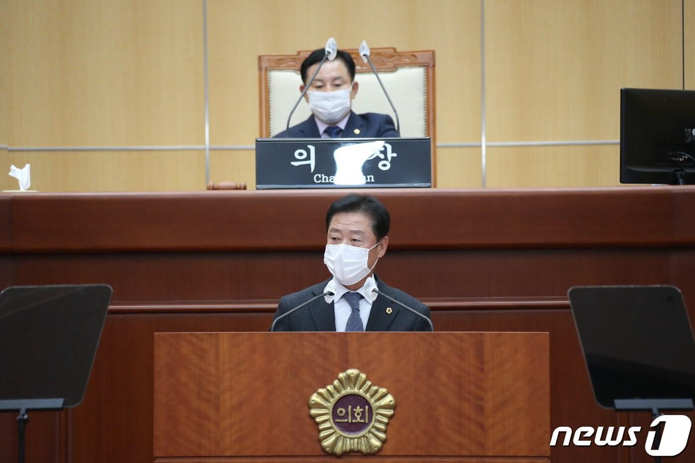 본문 이미지 - 9일 이한기 전북도의원이 정례회에서 농업인 공익수당 지원에 관한 법률안의 조속한 처리를 촉구하고 있다.(전북도의회제공)2020.11.9/뉴스1 ⓒ News1 김동규 기자