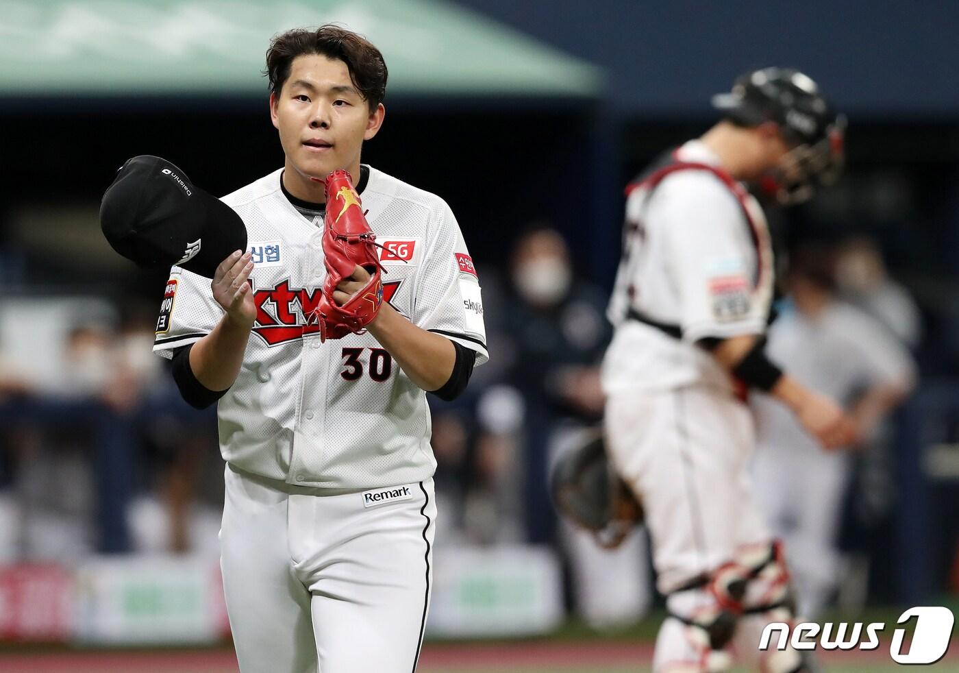 본문 이미지 - 9일 오후 서울 구로구 고척스카이돔에서 열린 '2020 신한은행 SOL KBO 포스트시즌‘ 플레이오프 1차전 두산베어스와 kt위즈의 경기에서 kt 선발 소형준이 7회초 2사 1,2루 상황에서 교체된 후 덕아웃으로 향하고 있다. 소형준은 두 번째 투수 주권이 실점 없이 이닝을 마치며 6.2이닝 무실점을 기록했다. 2020.11.9/뉴스1 ⓒ News1 김진환 기자