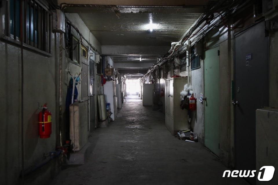 본문 이미지 - 좌원상가아파트 복도 모습 시멘트 가 드러난 낡은 외벽이 보인다. /김희준 ⓒ 뉴스1
