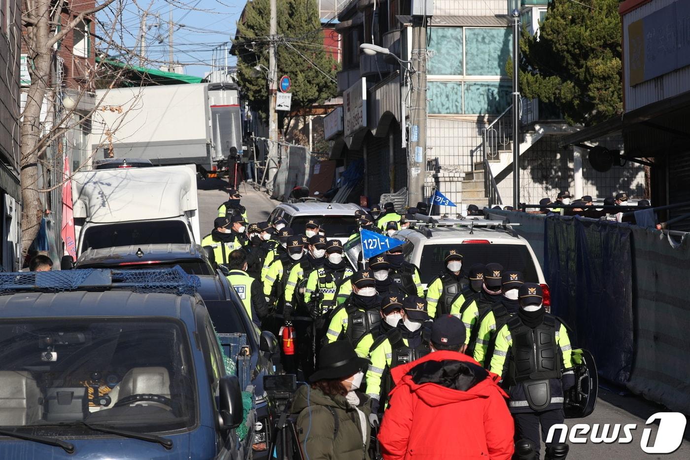 본문 이미지 - 경찰이 1일 오전 성북구 사랑제일교회 본관과 별관 등을 대상으로 압수수색을 실시한 가운데 경찰대원들이 교회 앞에서 경계근무를 서고 있다. 경찰은 지난달 26일 사랑제일교회 강제철거 집행 과정에서 발생한 불법 행위를 수사하고 있다고 밝혔다. 2020.12.1/뉴스1 ⓒ News1 황기선 기자