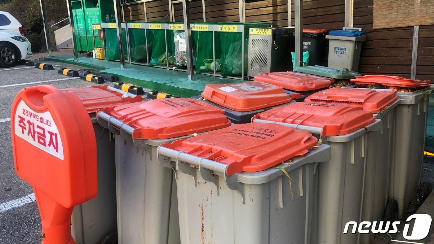1일 전북 전주시 한 아파트단지에 음식물 쓰레기통에 음식물이 가득 차 있다.2020.12.1ⓒ 뉴스1