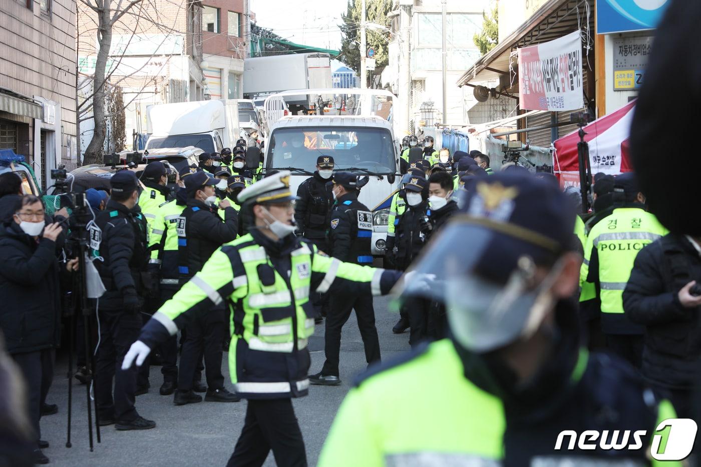본문 이미지 - 1일 서울 성북구 사랑제일교회 본관과 별관 등을 대상으로 압수수색을 마친 경찰이 압수품을 차량 싣고 현장을 나서고 있다. 경찰은 지난달 26일 사랑제일교회 강제철거 집행 과정에서 발생한 불법 행위를 수사하고 있다고 밝혔다. 2020.12.1/뉴스1 ⓒ News1 황기선 기자