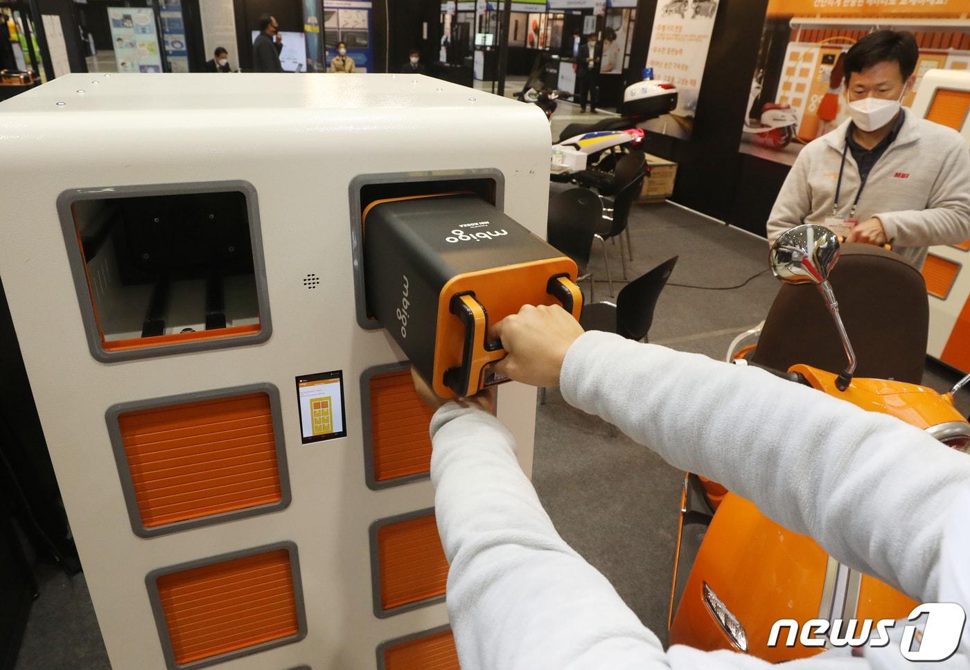 본문 이미지 - 서울 강남구 코엑스에서 특허청이 주최하고 한국발명진흥회가 주관해 열린 '2020 대한민국 지식대전'에서 관계자들이 전기 이륜차의 배터리를 편리하게 충전할 수 있는 배터리충전스테이션을 소개하고 있다. 2020.12.1/뉴스 ⓒ News1 송원영 기자