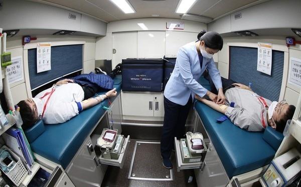 본문 이미지 - 단체헌혈 진행 장면 ⓒ 뉴스1(대한적십자사 제공)