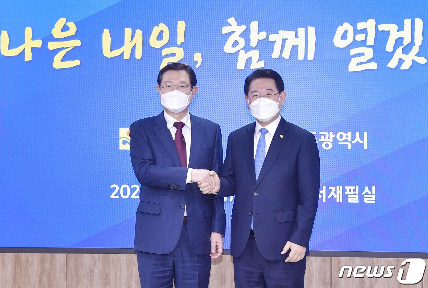 본문 이미지 - 이용섭 광주시장과 김영록 전남도지사가 지난해 12월1일 오후 전남도청 서재필실에서 열린 2020 광주·전남 상생발전위원회에 참석해 악수를 하고 있다.(광주시 제공)2020.12.1/뉴스1 ⓒ News1 박준배 기자