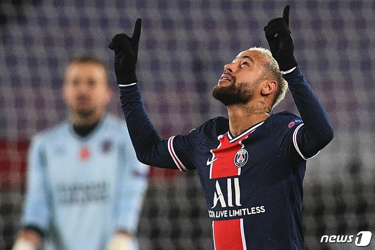 본문 이미지 - 파리 생제르맹(PSG)의 네이마르가 10일(한국시간) 프랑스 파리의 파르크 데 프랭스에서 열린 바샥셰히르와의 2020-21 유럽축구연맹(UEFA) 챔피언스리그 H조 조별리그 최종 6차전에서 득점 후 세리머니를 하고 있다. ⓒ AFP=뉴스1