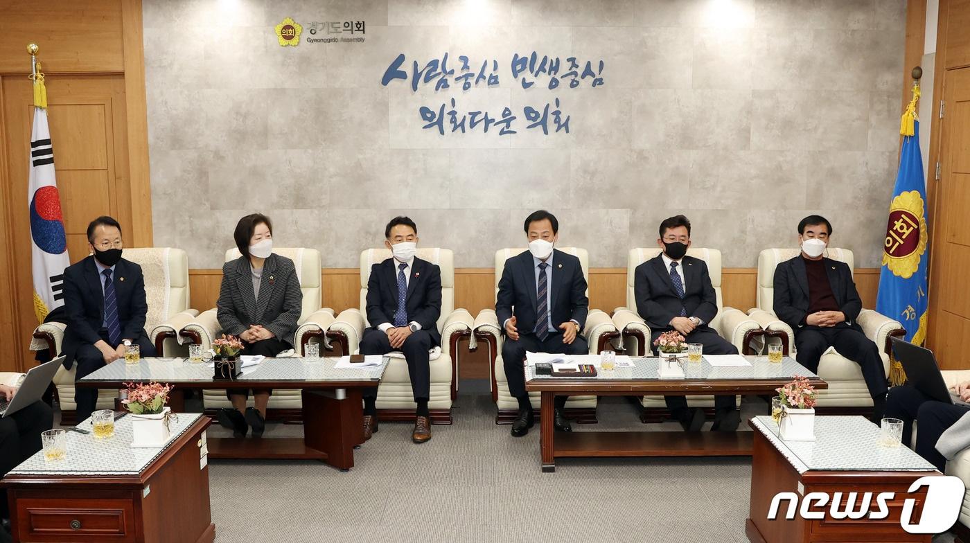 본문 이미지 - 장현국 경기도의회 의장 등이 10일 의장 집무실에서 가진 정담회에서 지방자치법 전부개정안 국회 통과에 대한 소회를 밝히고 있다. 사진 왼쪽부터 정승현 의회운영위원장, 문경희·진용복 부의장, 장현국 의장, 박근철 더불어민주당 대표의원, 염종현 전 민주당 대표의원. /ⓒ 뉴스1