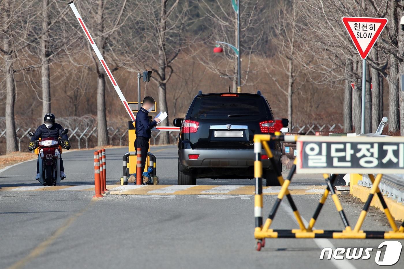 10일 오후 경북 청송군 경북북부제1교도소 진입로 앞 경비초소에 바리케이드가 설치돼 차량출입을 통제하고 있다. 지난 9일 인터넷 개인방송 진행자(BJ) 2명이 청송교도소로 알려진 이곳 경북북부제1교도소에 차를 타고 무단으로 침입해 실시간 방송을 송출한 사실이 알려지면서 논란이 일고 있다. 2020.12.10/뉴스1 ⓒ News1 공정식 기자