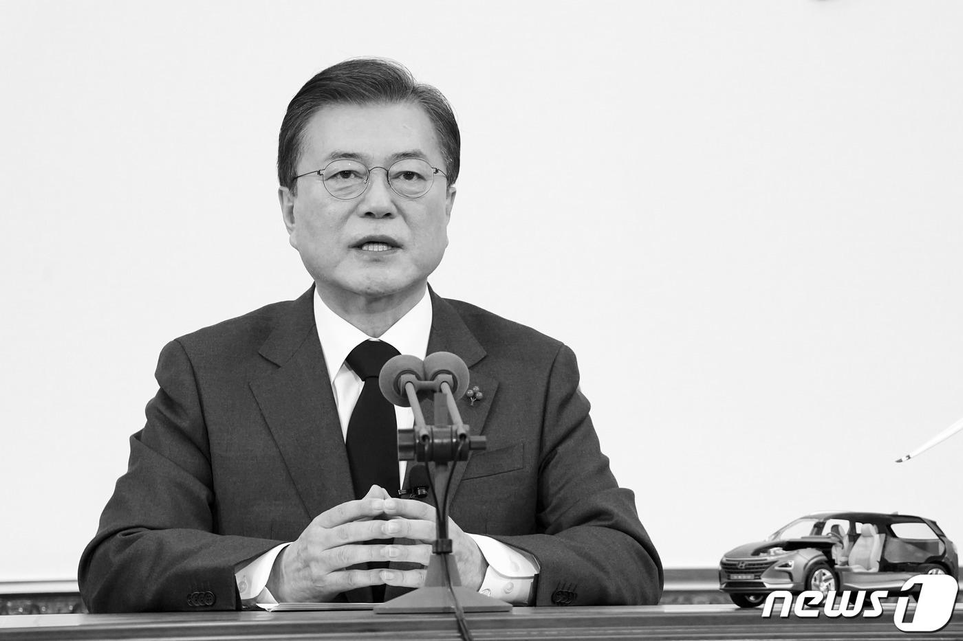 문재인 대통령이 10일 청와대 본관 집무실에서 '더 늦기 전에 2050'을 주제로 대한민국 탄소중립선언 연설을 하고 있다. 문 대통령의 이날 연설은 탄소저감에 대한 경각심 환기를 위해 흑백영상으로 송출됐다. 2020.12.10/뉴스1 ⓒ News1 박정호 기자