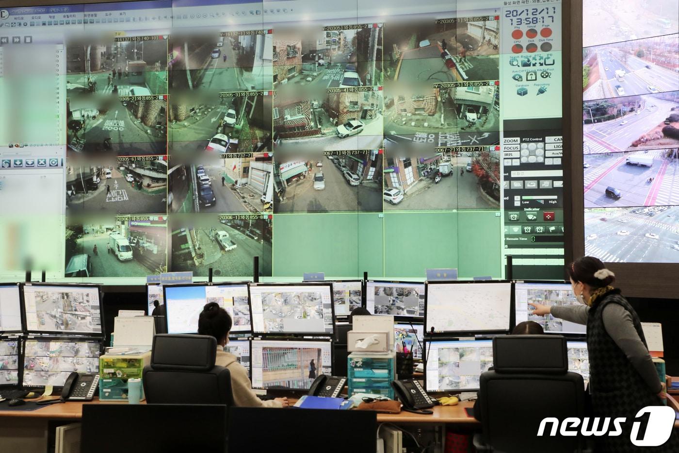 본문 이미지 - 아동 성범죄자 조두순의 출소를 하루 앞두고 경기도 안산시 도시정보센터에서 관계자들이 폐쇄회로(CC)TV를 살펴보고 있다. 2020.12.11/뉴스1 ⓒ News1 조태형 기자