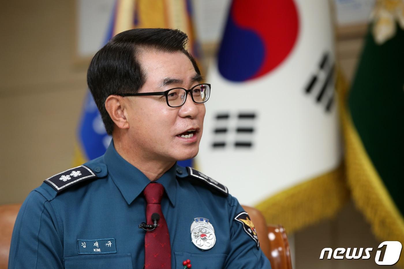 본문 이미지 - 김재규 전남지방경찰청장이 11일 전남 무안군 삼향읍 전남지방경찰청 청장실에서 뉴스1과 인터뷰하고 있다. 2020.12.11/뉴스1 ⓒ News1 황희규 기자