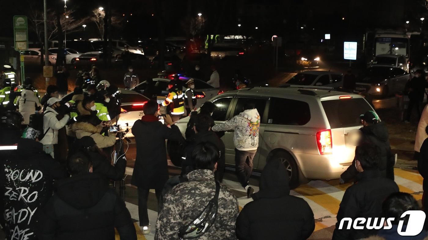 본문 이미지 - 아동 성폭행 혐의로 징역 12년을 복역한 조두순(68)이 12일 새벽 서울 구로구 남부교도소에서 관용차를 타고 출소하고 있다. 이날 법무부에 따르면 조두순은 교정기관 내에서 전자장치(전자발찌)를 부착한 뒤 보호관찰소 직원과 안산보호관찰소로 이동한다. 조두순은 안산보호관찰소에 도착해 보호관찰 개시신고서와 서약서 작성 등 관련 행정절차를 2시간가량 밟게 된다. 전자발찌 관리방법을 교육받고, 준수 사항과 위반 시 처벌 내용도 안내받는다. 절차를 마치면 보호관찰관과 함께 주거지로 향한다. 2020.12.12/뉴스1 ⓒ News1 임세영 기자