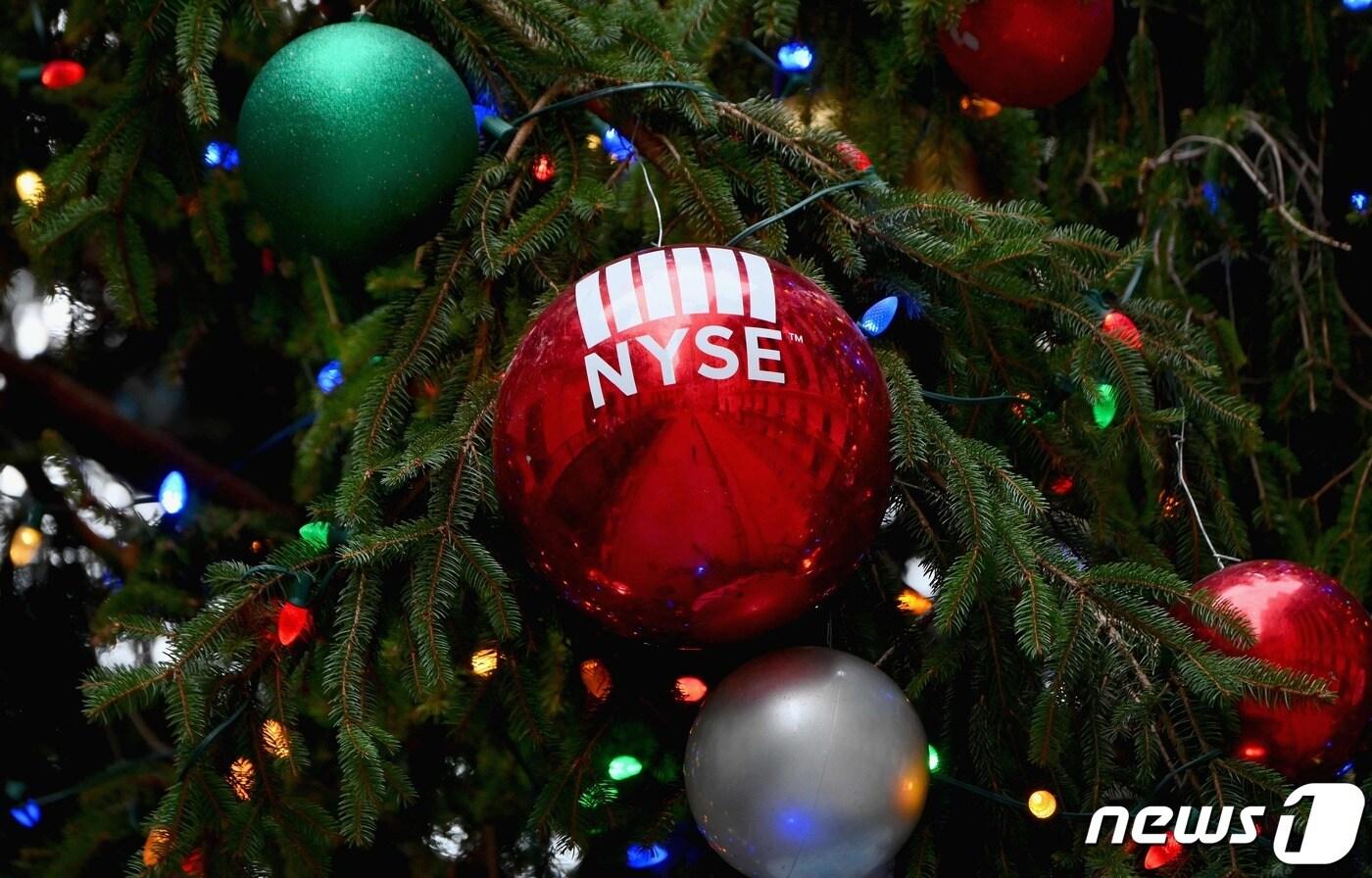 뉴욕증권거래소(NYSE)라고 적힌 크리스마스 트리 장식볼/AFP=뉴스1