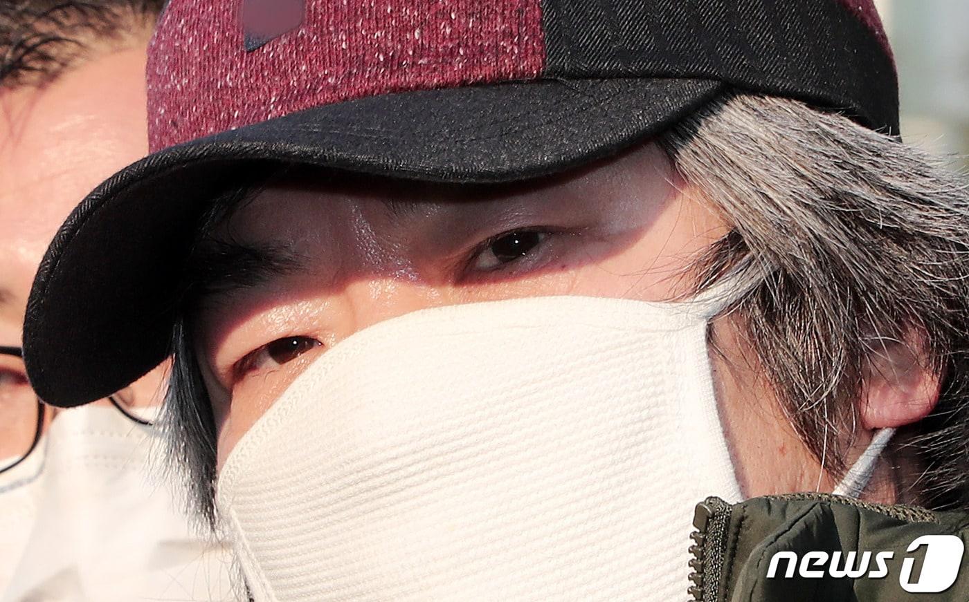 아동 성폭행 혐의로 징역 12년을 복역 후 출소한 조두순(68)이 12일 오전 경기도 안산준법지원센터에서 행정절차를 마치고 이동하고 있다. 2020.12.12/뉴스1 ⓒ News1 조태형 기자