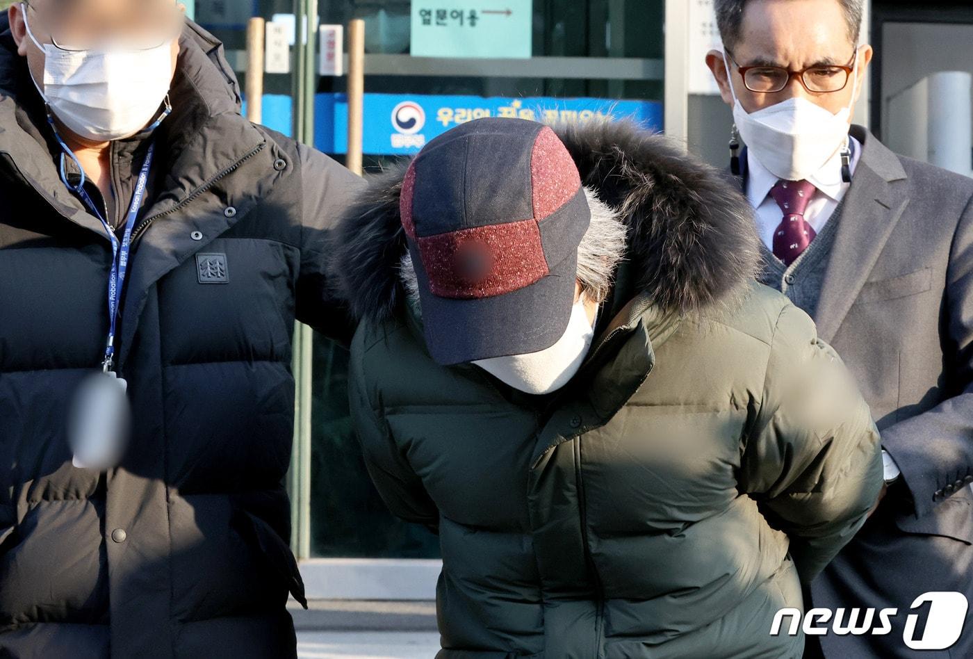 아동 성폭행 혐의로 징역 12년을 복역 후 출소한 조두순(68)이 12일 오전 경기도 안산준법지원센터에서 행정절차를 마치고 고개 숙여 인사하고 있다. 2020.12.12/뉴스1 ⓒ News1 조태형 기자