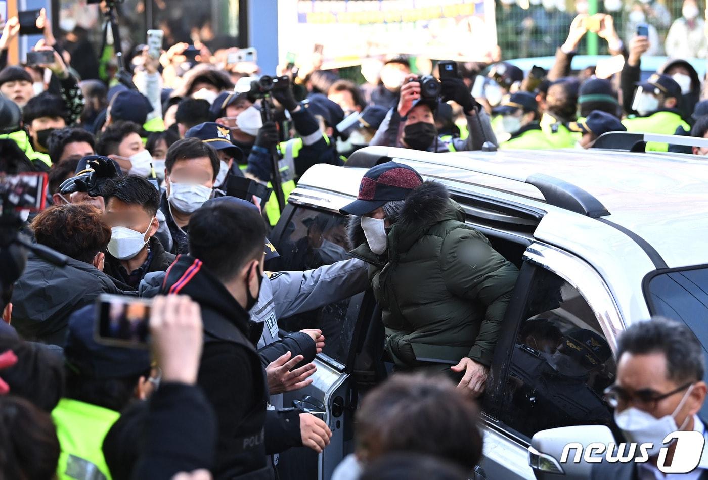 본문 이미지 - 아동 성폭행 혐의로 징역 12년을 복역 후 출소한 조두순(68)이 지난 2020년 12월12일 오전 경기도 안산시내 거주지로 향하고 있다. 2020.12.12/뉴스1 ⓒ News1 조태형 기자