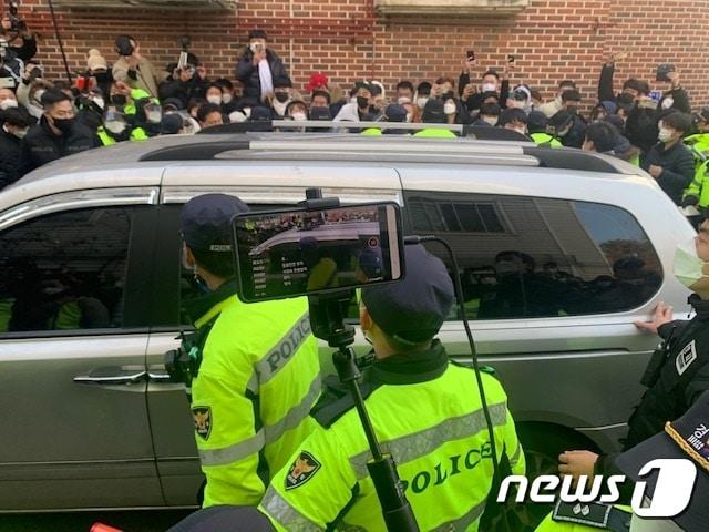 본문 이미지 - 조두순이 12일 오전 8시55분께 거주지인 안산 모처에 내리기 직전 차아에서 준비를 하고 있다. ⓒ 뉴스1 조정훈 기자