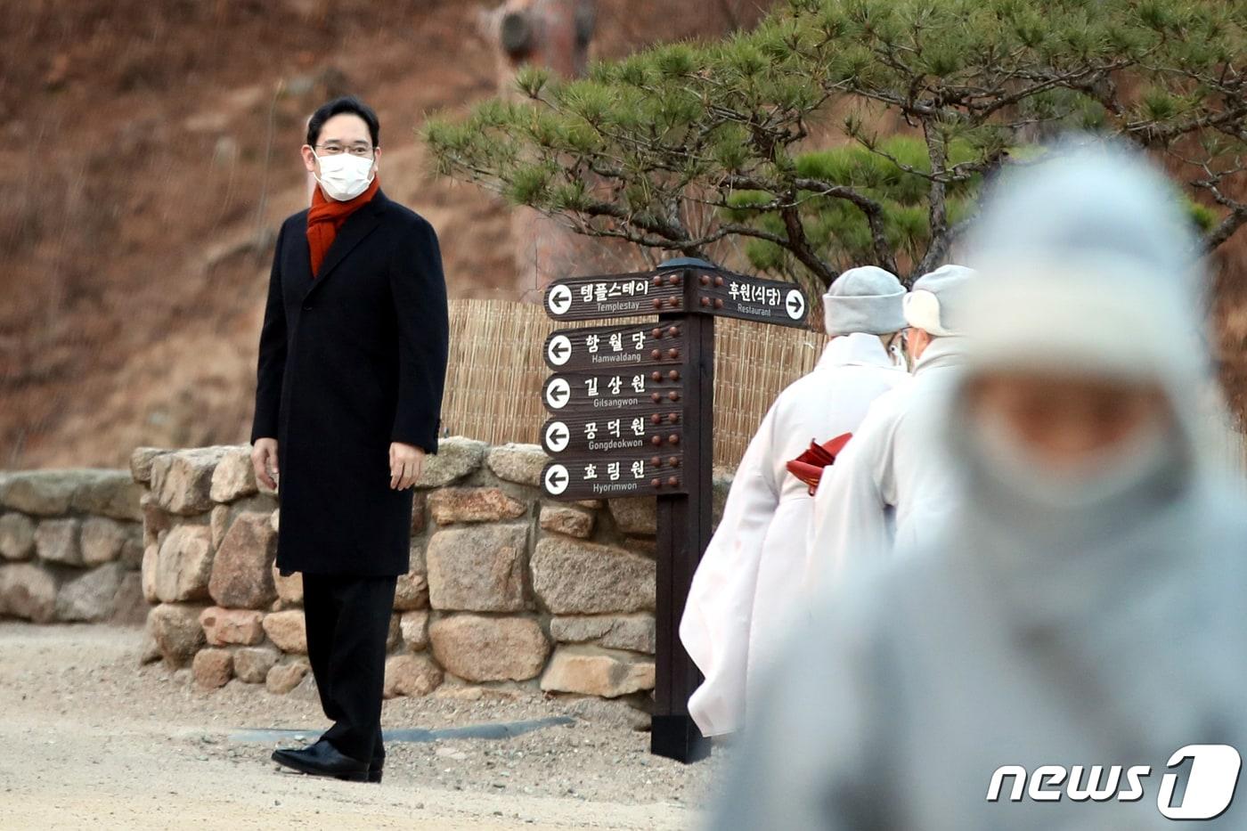 본문 이미지 - 2020년 12월 12일 고 이건희 회장의 49재에 참석하기 위해 서울 은평구 진관사를 찾은 이재용 삼성전자 부회장/뉴스1 ⓒ News1 이광호 기자