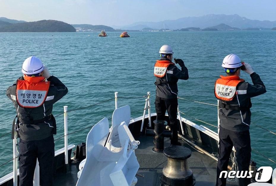 본문 이미지 - 12일 오전 1시40분쯤 전남 완도군 군외면 해안가에서 해루질에 나선 50대가 실종됐다는 신고가 해경에 접수, 해경이 수색 작업을 벌이고 있다.(완도해경 제공) 2020.12.12/뉴스1ⓒ News1