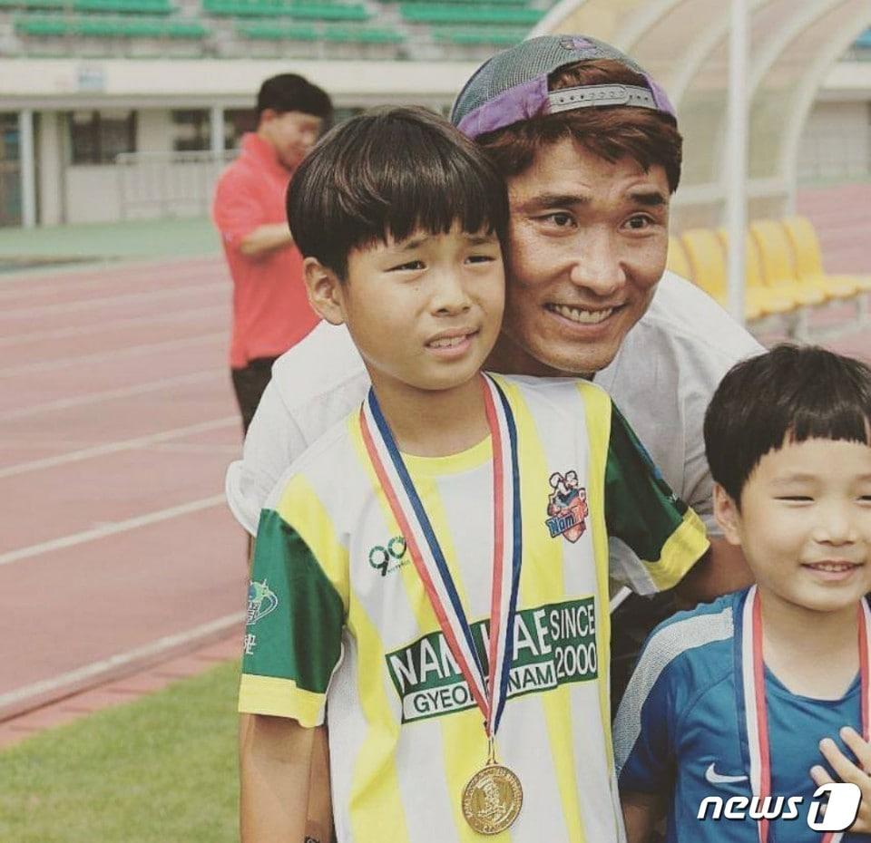 본문 이미지 - 2018년 현역 은퇴 후 지도자 생활을 하고 있는 정성훈(정성훈 제공) ⓒ 뉴스1