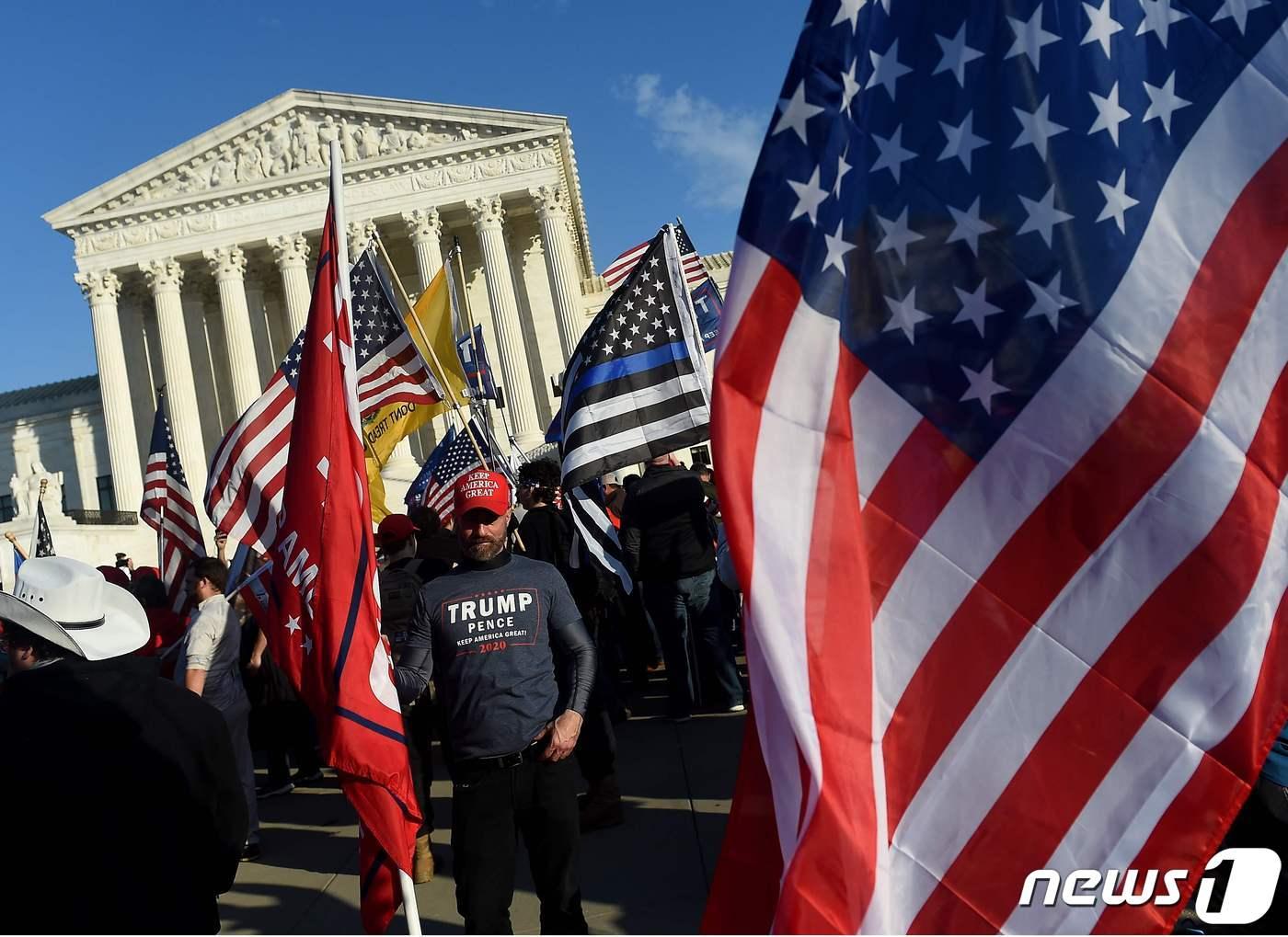 본문 이미지 - 도널드 트럼프 대통령 지지 집회가 12일(현지시간) 워싱턴DC 백악관 인근에서 열렸다. ⓒ AFP=뉴스1