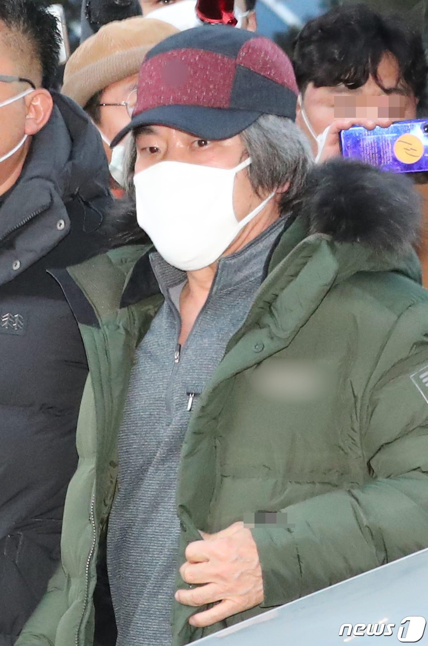 본문 이미지 - 아동 성폭행 혐의로 징역 12년을 복역 후 출소한 조두순(68)이 12일 오전 경기도 안산준법지원센터에서 행정절차를 위해 이동하고 있다. 2020.12.12/뉴스1 ⓒ News1 조태형 기자 ⓒ