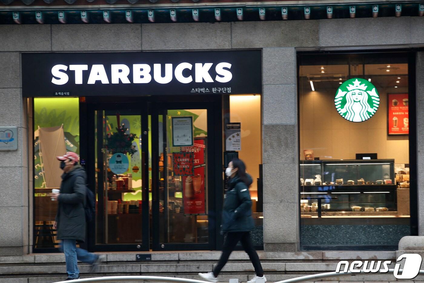 스타벅스의 국내 매장 수가 한국시장 진출 21년 만에 1500개를 넘었다. 스타벅스는 지난 10일 7개 신규 매장을 한꺼번에 열어 국내 매장 수가 1503개로 증가했다고 13일 밝혔다.  2020.12.13/뉴스1 ⓒ News1 권현진 기자
