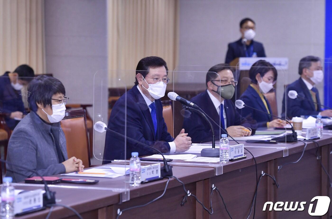본문 이미지 - 이용섭 광주시장이 지난 11일 오후 시청 중회의실에서 복지현장 소통 간담회를 열고 광주복지재단 조직 혁신안을 논의하고 있다.(광주시 제공)2020.12.13/뉴스1 ⓒ News1