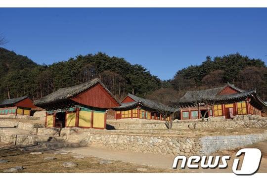 본문 이미지 - 북한이 복원한 석왕사. 북한은 "김정은 동지의 세심한 지도 밑에 훌륭힌 복원된 석왕사 준공식이 2019년 12월12일에 진행됐다"고 밝혔다.('조선민족유산보호기금' 갈무리)ⓒ 뉴스1