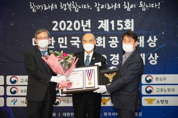 본문 이미지 - 지난 40여 년간 지구촌 빈곤 퇴치와 NPO의 동반 성장에 큰 족적을 남긴 이일하 사단법인 굿네이버스 인터내셔날 이사장(가운데)이 지난 11일 서울 프레스센터에서 열린 제15회 대한민국 사회공헌대상 시상식에서 해외 부분 '특별상'을 수상했다. (사진 제공=굿네이버스) ⓒ 뉴스1