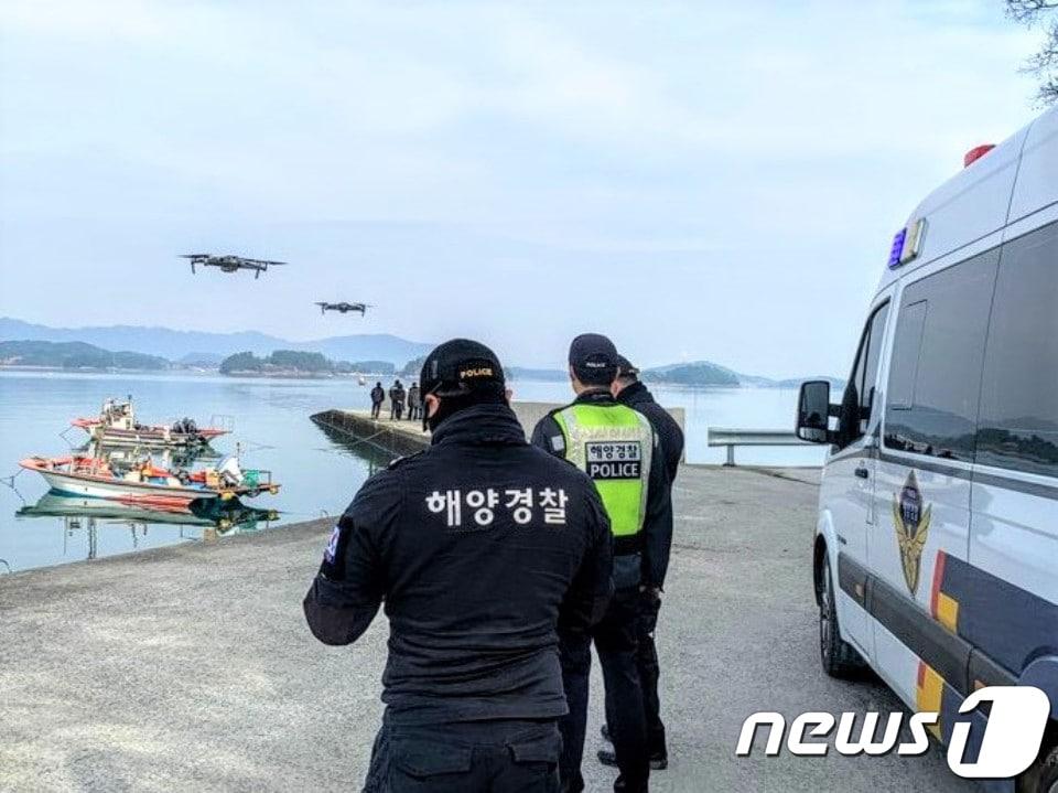 본문 이미지 - 14일 오전 전남 완도 해안가에서 완도해경이 드론을 이용해 실종자를 수색하고 있다.(완도해양경찰서 제공)2020.12.14/뉴스1 ⓒ News1 허단비 기자
