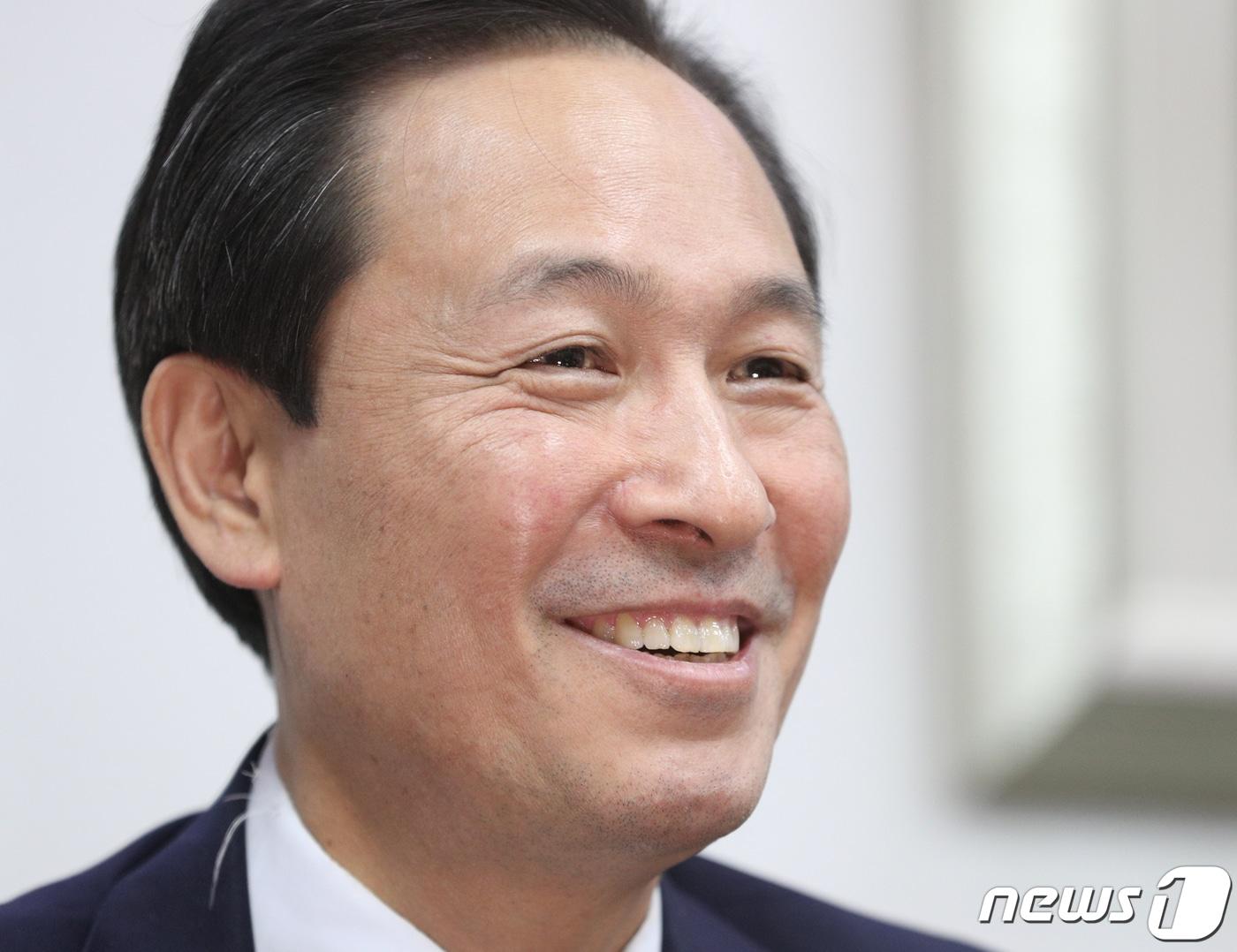 본문 이미지 - 서울시장 보궐선거 출마를 선언한 우상호 더불어민주당 의원이 14일 오후 서울 여의도 국회 의원회관에서 뉴스1과 인터뷰를 하고 있다. 2020.12.14/뉴스1 ⓒ News1 신웅수 기자