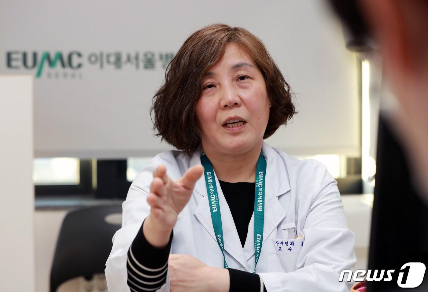 본문 이미지 - 세계적인 산부인과 로봇수술 권위자인 문혜성 이대서울병원 로봇수술센터 센터장(산부인과 교수)은 지난 14일 인터뷰에서 '다빈치SP(Single Port·최신 단일공 로봇수술기기)'를 이용한 로봇수술이 산부인과 수술 수준을 한 단계 끌어올린 것으로 평가했다./뉴스1 ⓒ News1 구윤성 기자