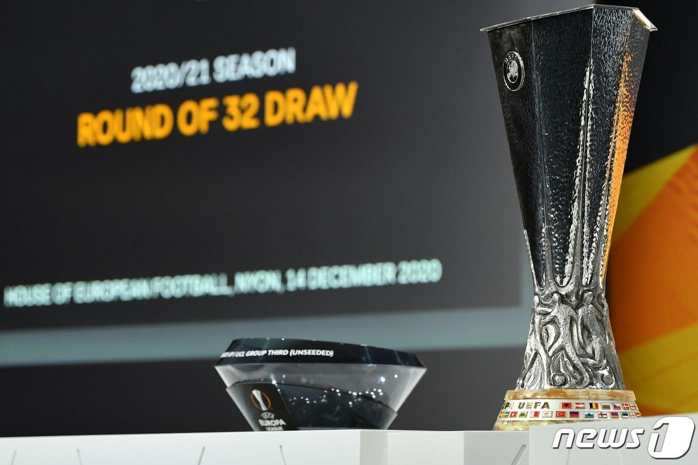 유럽축구연맹(UEFA)이 14일(한국시간) 2020-21 UEFA 유로파리그 32강 대진 추첨을 진행했다. ⓒ AFP=뉴스1