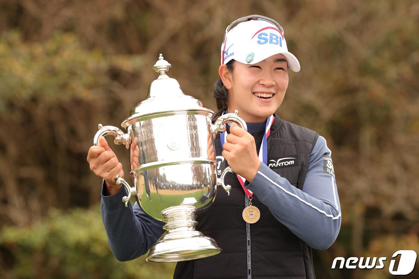 US 여자오픈 깜짝 우승을 차지한 김아림이 트로피를 들고 기뻐하고 있다. ⓒ AFP=뉴스1