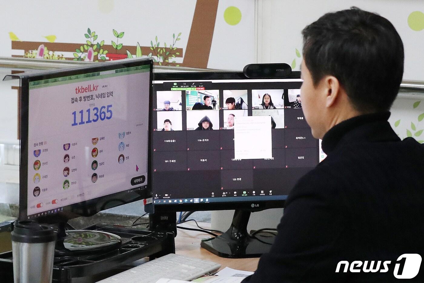 본문 이미지 - 서울 노원구 한 초등학교에서 교사가 국어수업을 화상회의 프로그램으로 진행하고 있다. 2020.12.15/뉴스1 ⓒ News1 민경석 기자