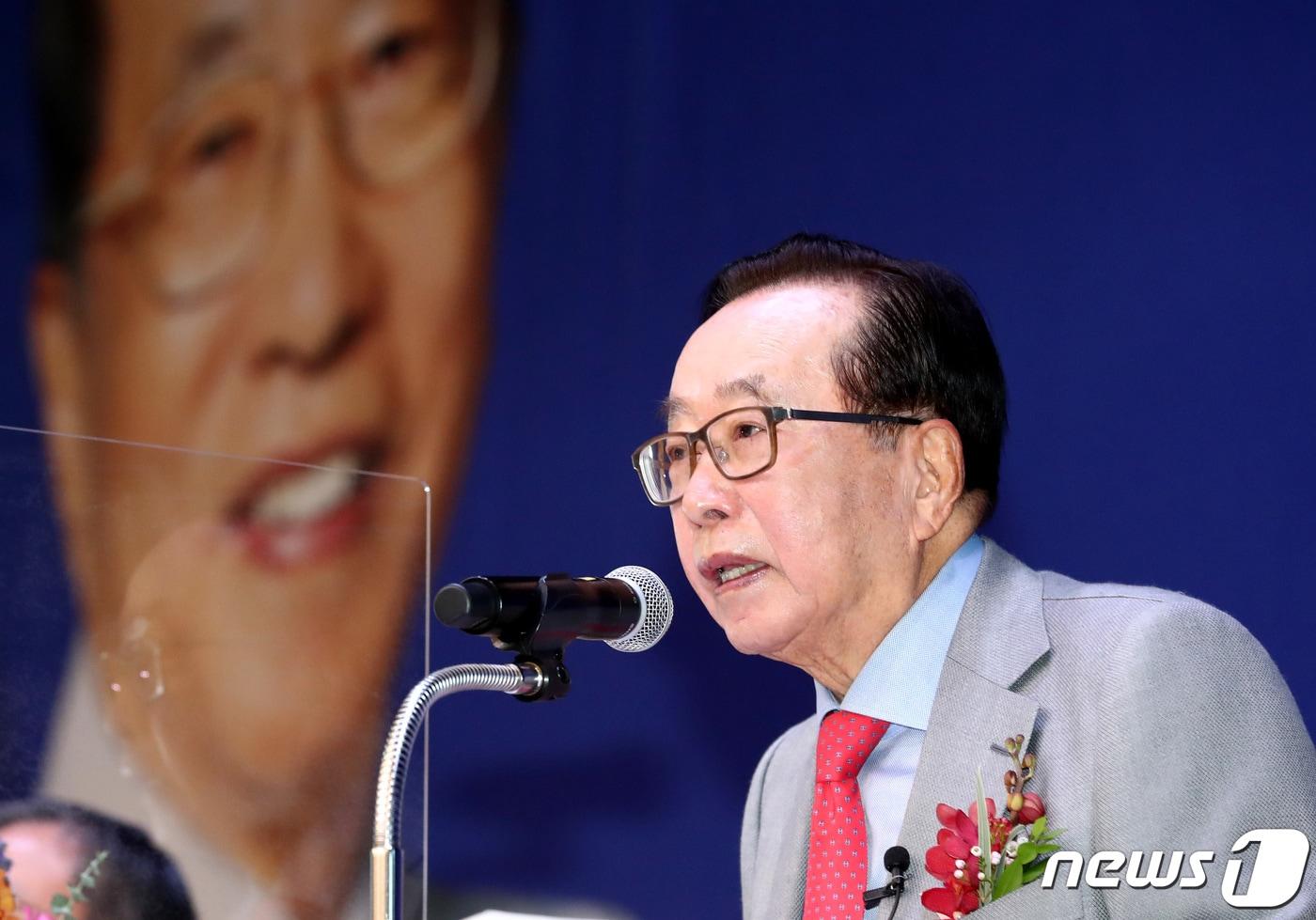 본문 이미지 - 16일 오전 대전 유성구 한국과학기술원(KAIST) 학술문화관 정근모콘퍼런스홀에서 열린 동원그룹 김재철 명예회장 AI 발전기금 기부 약정식에서 김재철 동원그룹 명예회장이 인사말을 하고 있다. 김 명예회장은 향후 10년간 연차별 계획에 따라 국내 인공지능(AI) 분야 인재 육성을 위해 500억원을 기부하기로 했다. 2020.12.16/뉴스1 ⓒ News1 김기태 기자
