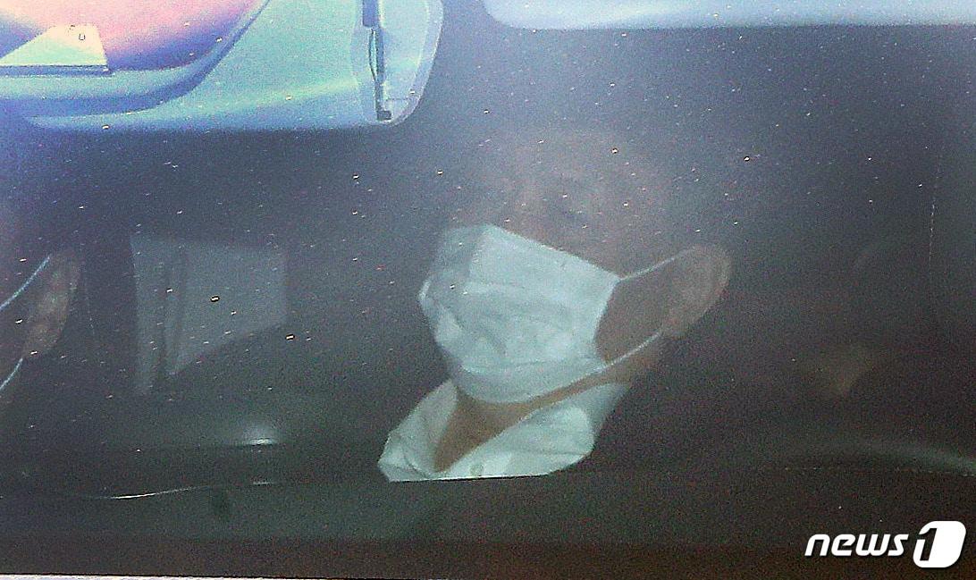 본문 이미지 - 윤석열 검찰총장이 16일 서울 서초구 대검찰청으로 들어가고 있다, 법무부 검사징계위원회는 15일 오전 10시30분쯤부터 이날 오전 4시쯤까지 윤 총장 징계에 대한 2차 심의를 진행한 끝에 '정직 2개월'을 의결했다. 현직 검찰총장에 대한 징계는 헌정사상 초유의 일이다. ⓒ News1 임세영 기자