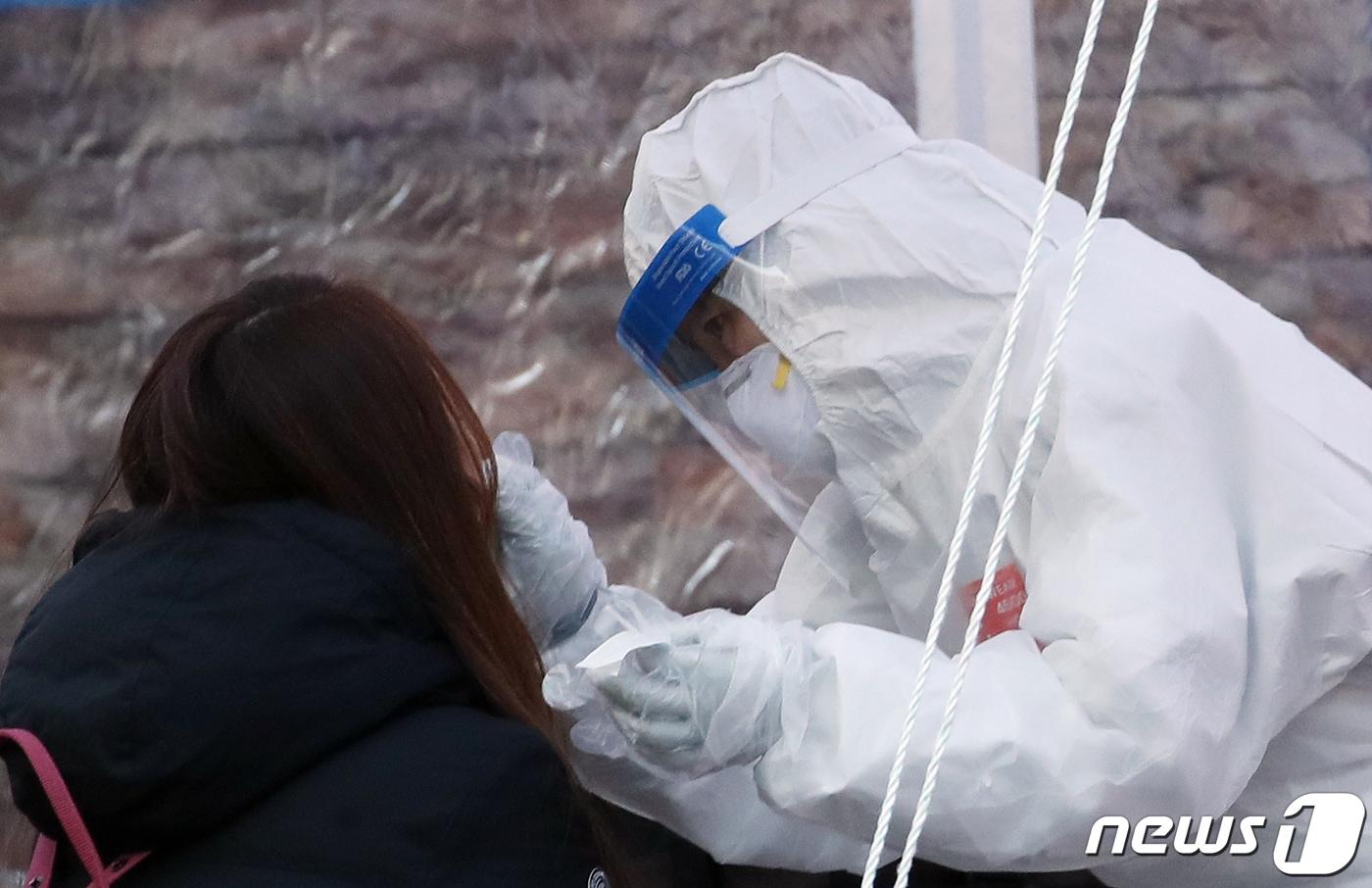 본문 이미지 - 부산 동래구보건소 선별진료소.(사진은 기사 내용과 직접적인 관련이 없음) 2020.12.16/뉴스1 ⓒ News1 여주연 기자