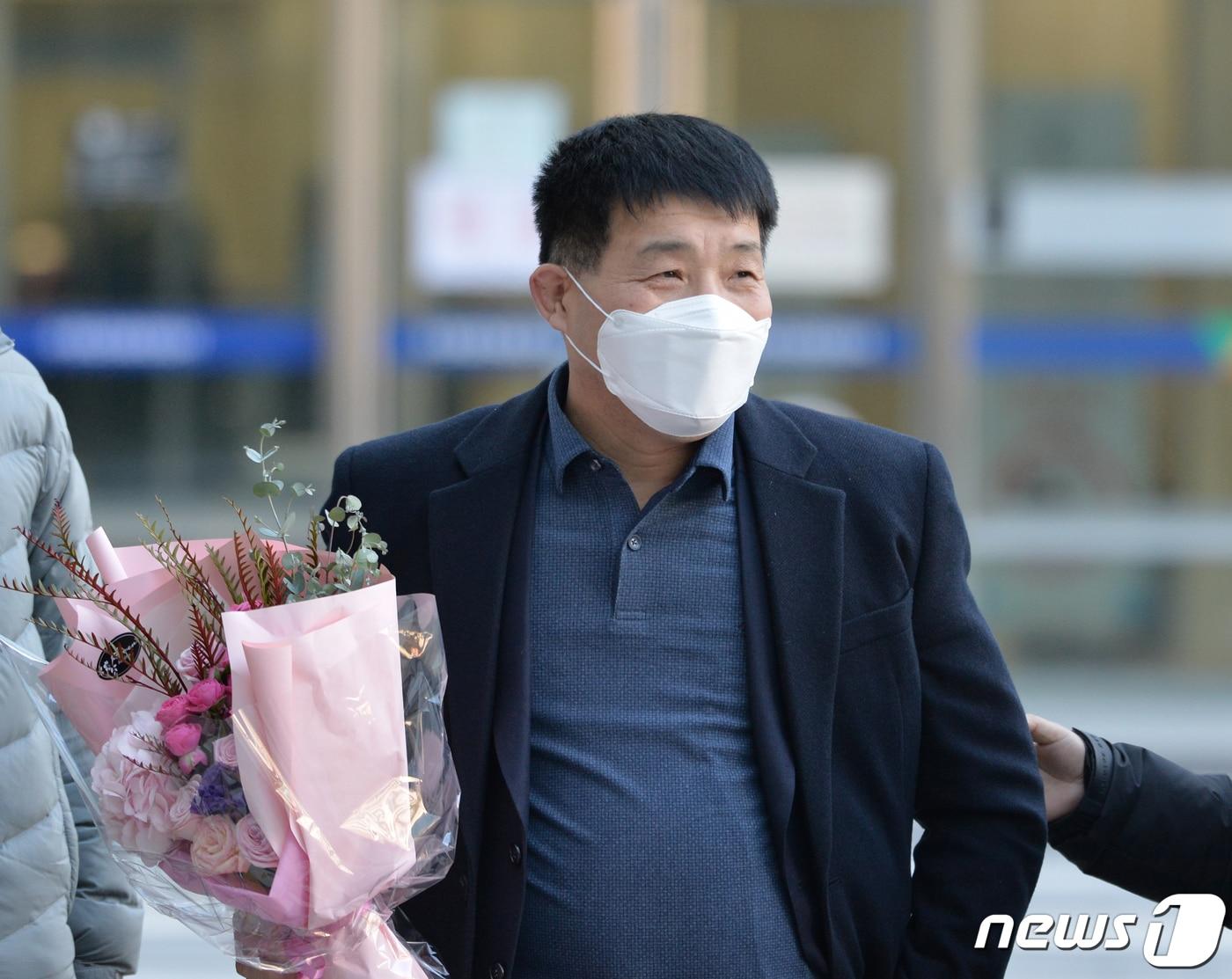 본문 이미지 - 17일 오후 경기도 수원시 영통구 수원지방법원에서 열린 이춘재 연쇄살인 8차 사건 재심 선고공판에서 재심 청구인 윤성여 씨가 무죄를 선고받고 웃어보이고 있다. 2020.12.17/뉴스1 ⓒ News1 사진공동취재단